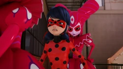 Une copie de Reflekta (Chloé) derrière Ladybug