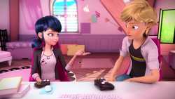 Marinette bietet Adrien ihren Glücksbringer an.