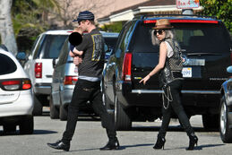 03.02.2010 - GaGa shopping at a vintage clothing store in Los Angeles2.jpg (2,18 МБ)