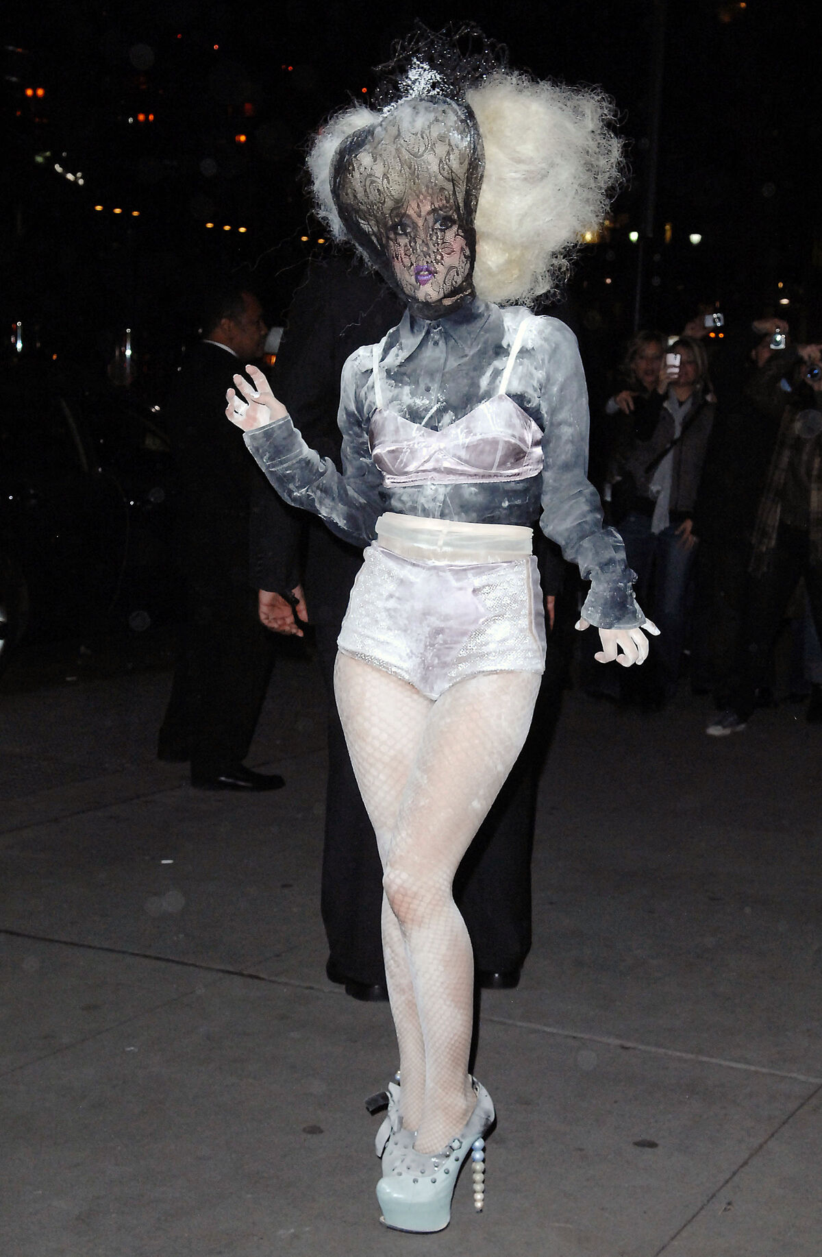 Леди гага костюмы. Леди Гага костюмы 2009. Самые странные костюмы леди Гаги. Сценические костюмы леди Гага.