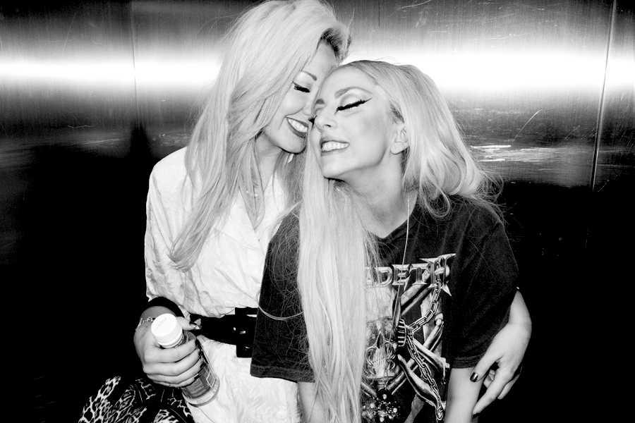 Амура а мне так нравится. Леди Гага с подругой. Сестра леди Гаги.