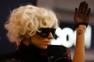 Леди Гага показала и сиськи и попу (фото)