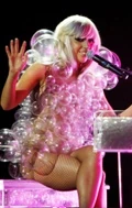 LadyGaga-Bubble-Dress.jpg (15 КБ) Хедлайнер The Fame Ball (2009)