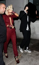 05.02.2009 - GaGa head to club Bungalow 8 in NYC2.jpg (1,07 МБ)
