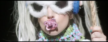 "MANiCURE" - бэкдроп artRAVE: The ARTPOP Ball Режиссёр - Рут Хогбен