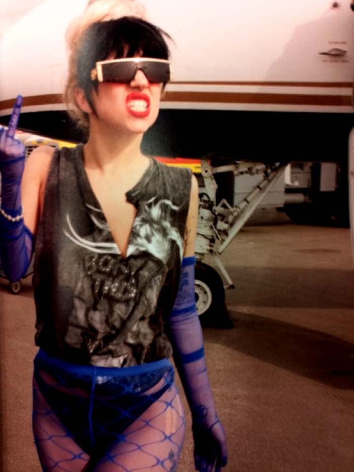https://static.wikia.nocookie.net/ladygaga/images/a/a2/2-9-12_Cellphone_picture.png/revision/latest?cb=20210617223826