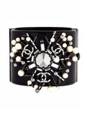 Chanel - Vintage pearls CC's cuff