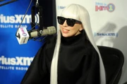 3-21-14 At Sirius XM Radio 001.jpg (1,73 МБ) (21 марта 2014)