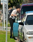 03.02.2010 - GaGa shopping at a vintage clothing store in Los Angeles4.jpg (454 КБ)