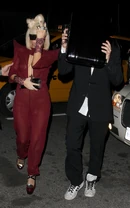 05.02.2009 - GaGa head to club Bungalow 8 in NYC1.jpg (1015 КБ) Направляется в клую Bungalow 8 в Нью-Йорке