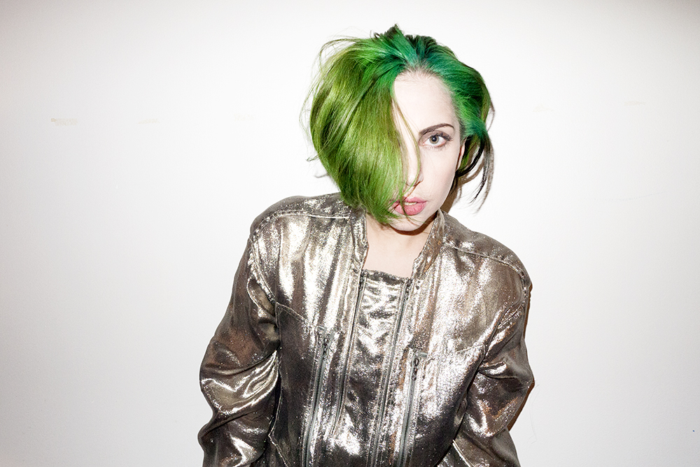 Пародия зеленые. Леди Гага с зелеными волосами. Леди Гага зелёные волосы фотосессия. Gaga Terry Richardson. Леди Гага цвет волос.