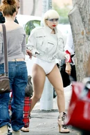 Прибывает на местную радиостанцию в Сиднее