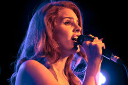 Lanadelrey singing.jpg