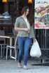 Lana-del-rey-shows-off-her-midriff-while-grabbing-lunch00911