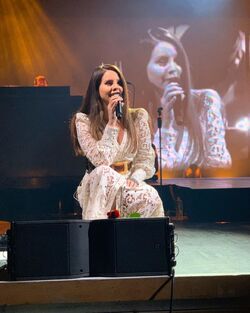 Lana singing Night Shift with Lucy Dacus in Chicago on November 8, 2019 :  r/lanadelrey