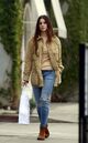 Lana-del-rey-shopping-on-melrose-avenue-in-los-angeles 3