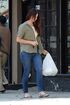 Lana-del-rey-shows-off-her-midriff-while-grabbing-lunch01516