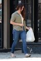 Lana-del-rey-shows-off-her-midriff-while-grabbing-lunch01617