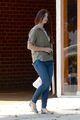 Lana-del-rey-shows-off-her-midriff-while-grabbing-lunch00508