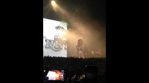 Heart shaped box - Lana Del Rey Cover (front row) HD Enmore theatre Sydney 26 7 2012
