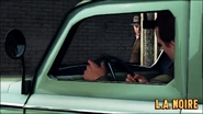 Cole espionnant un suspect
