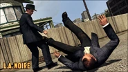 Cole mettant à terre un suspect
