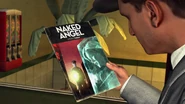 Le livre Naked Angel dans les mains de Cole