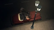 Cole entrant dans la voiture de Roy