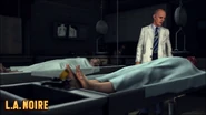 Malcolm face à deux cadavres