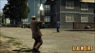 Cole effectuant un tire de sommation