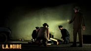 L.A. Noire115.jpg (412 kio) Earle, Phelps et des officiers de police autour d'un corps
