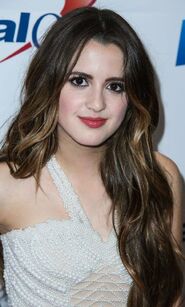 Laura at Jingle Ball (8)