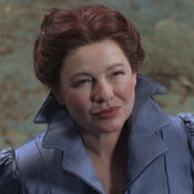 La reine (Dianne Wiest)