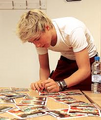 Niall Horan (cross dominant; plays guitar right handed)