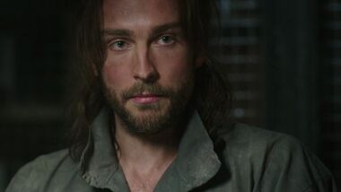 Ichabod-Crane-Screencaps-ichabod-crane-sleepy-hollow-tv-series-35761154-500-281