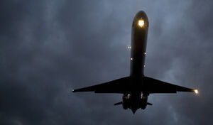 Plane-landing-at-night