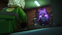 Garmadon und Lloyd kämpfen erneut gegeneinander.