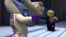 Garmadon kämpft gegen Pythor.