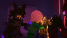 Garmadon und Lloyd bahnen sich einen Weg durch die Oni-Menge.