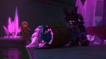 Garmadon fängt eine Hypnokobra in einem Fass.