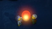 Lloyd und  lassen eine Laterne in Gedenken an  in die Nacht ausfteigen.