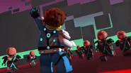 Ninjago–(Ep.143)–10’43”.png (359 KB) Die Rot Visiere laufen auf Jay und sein Amulett des Cyber-Drachens zu.