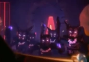 Viele Oni bedrängen Garmadon und Lloyd