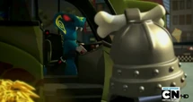 Garmadon wird von Skales gerettet.