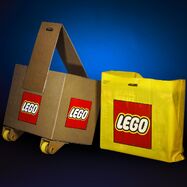 75192 Millennium Falcon Teasing 4.jpg (126 kio) Image révélant que la boîte nécessite un carton spécial pour être transportée, contrairement au 75159 L'Étoile de la Mort