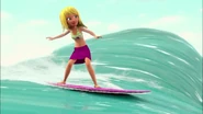 Stéphanie surfe, mais va tomber peu après à cause de Tanya.