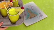 Stéphanie pose les boissons sur le croquis sans l'avoir remarqué.