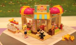 LEGO Friends Minifigure Minidoll- Danielle or Mia - Set 41006 Downtown  Bakery