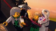 Le mystérieux personnage dévoilé : Pythor, qui part avec son prisonnier Lloyd, en abandonnant Sensei Garmadon sur place