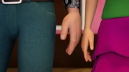 Les mains de Martin et Mia se frôlent.